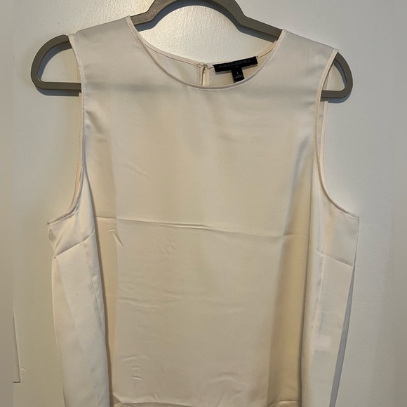 Two (2) Banana republic shell tops snow day & oyster pearl large - Picture 3 of 11